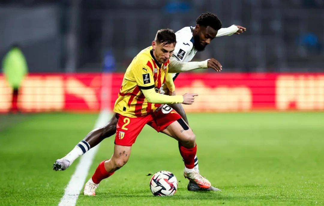 九游娱乐- 赛地聚焦——法甲赛后热度飙升,里尔队长鼓劲,气氛紧张,细节决定成败