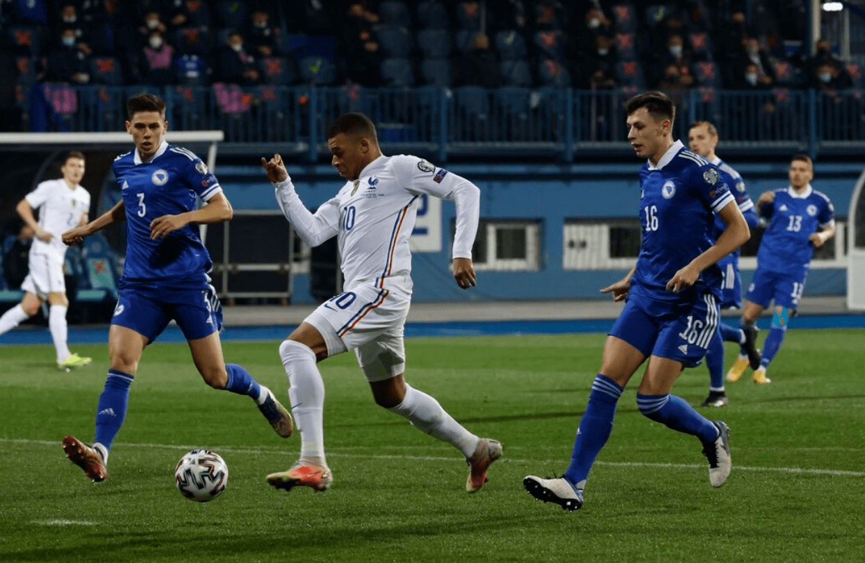 九游体育- 电竞超级杯掀起高潮，嵩山雷豹队强势横扫漓江雄狮队，老将里程碑之夜——防守强度拉满